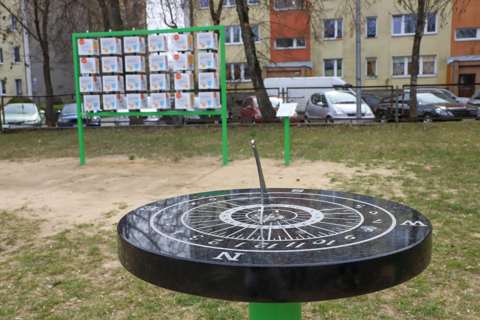Zegar słoneczny naukowy plac zabaw ZSO 16 fot. B. Nowosielski
