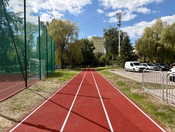 czerwona bieżnia sportowa
